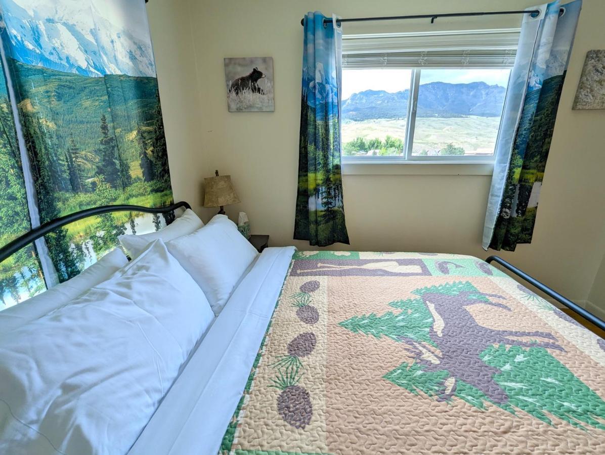 Yellowstone Treasure Guesthouses On The River Gardiner Exteriör bild