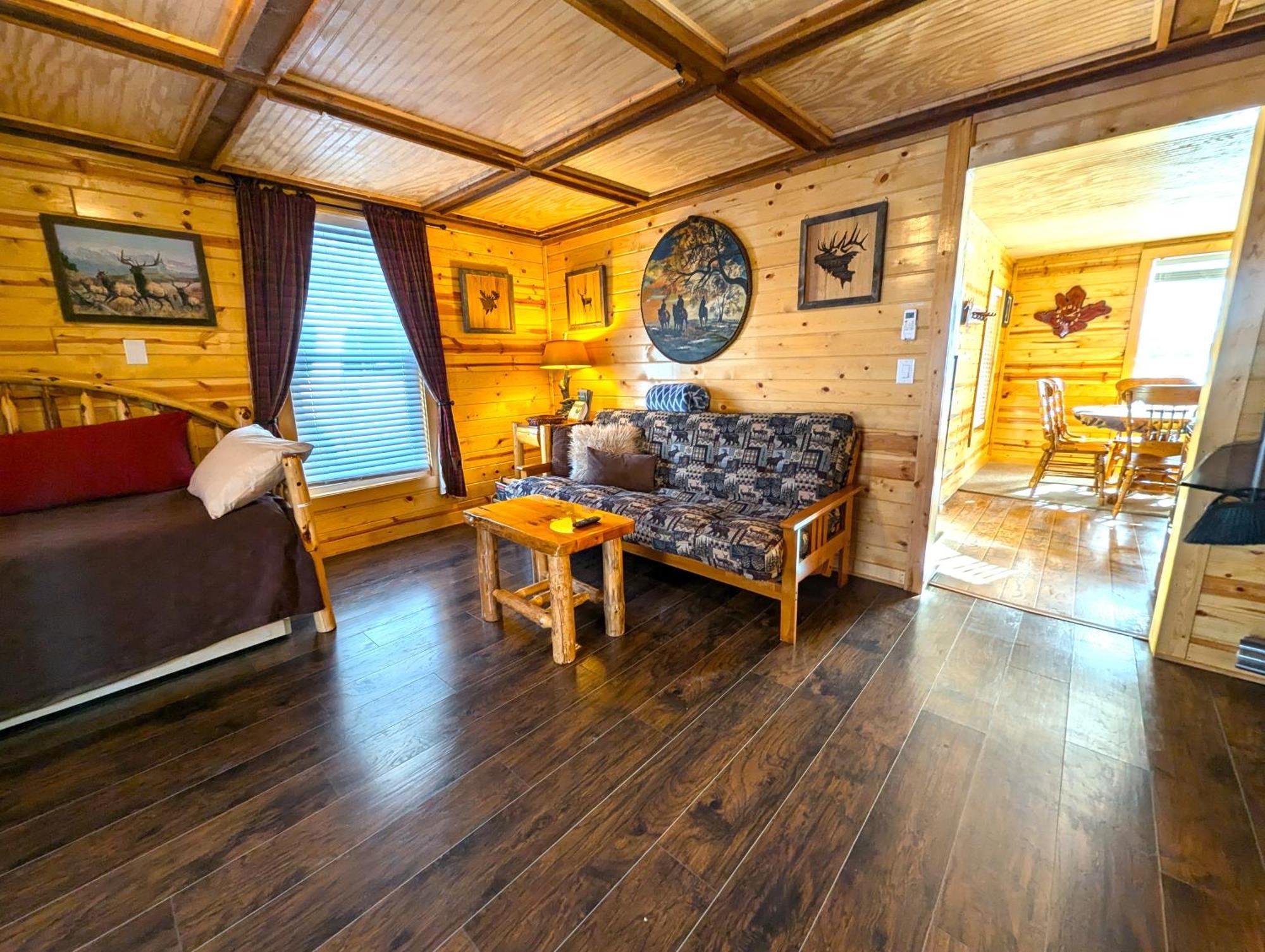 Yellowstone Treasure Guesthouses On The River Gardiner Exteriör bild